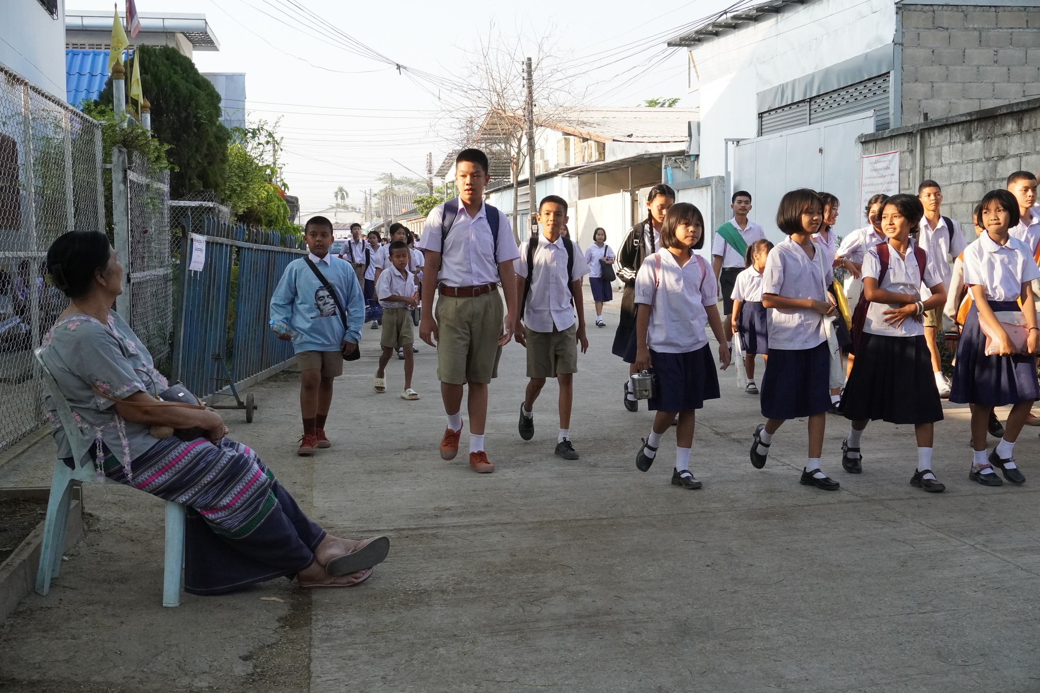 Students arriving together at Hsa Thoo Lei